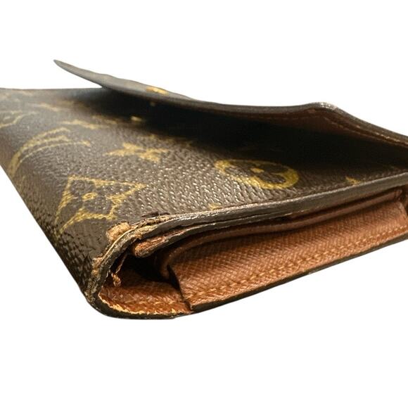 55. Louis Vuitton Monogram Sarah Wallet - Picture 15 of 16